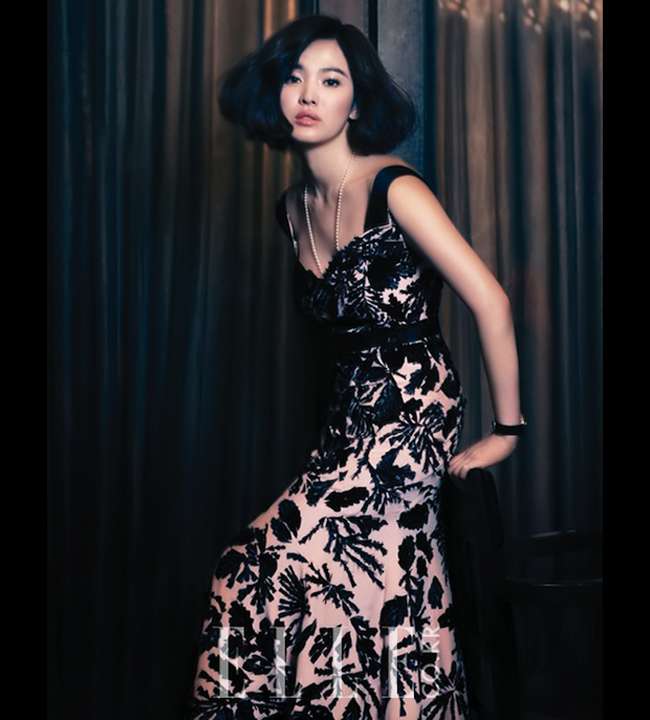 Song Hye Kyo không kém phần quyến rũ, ma mị cùng những bộ váy 2 dây. 
